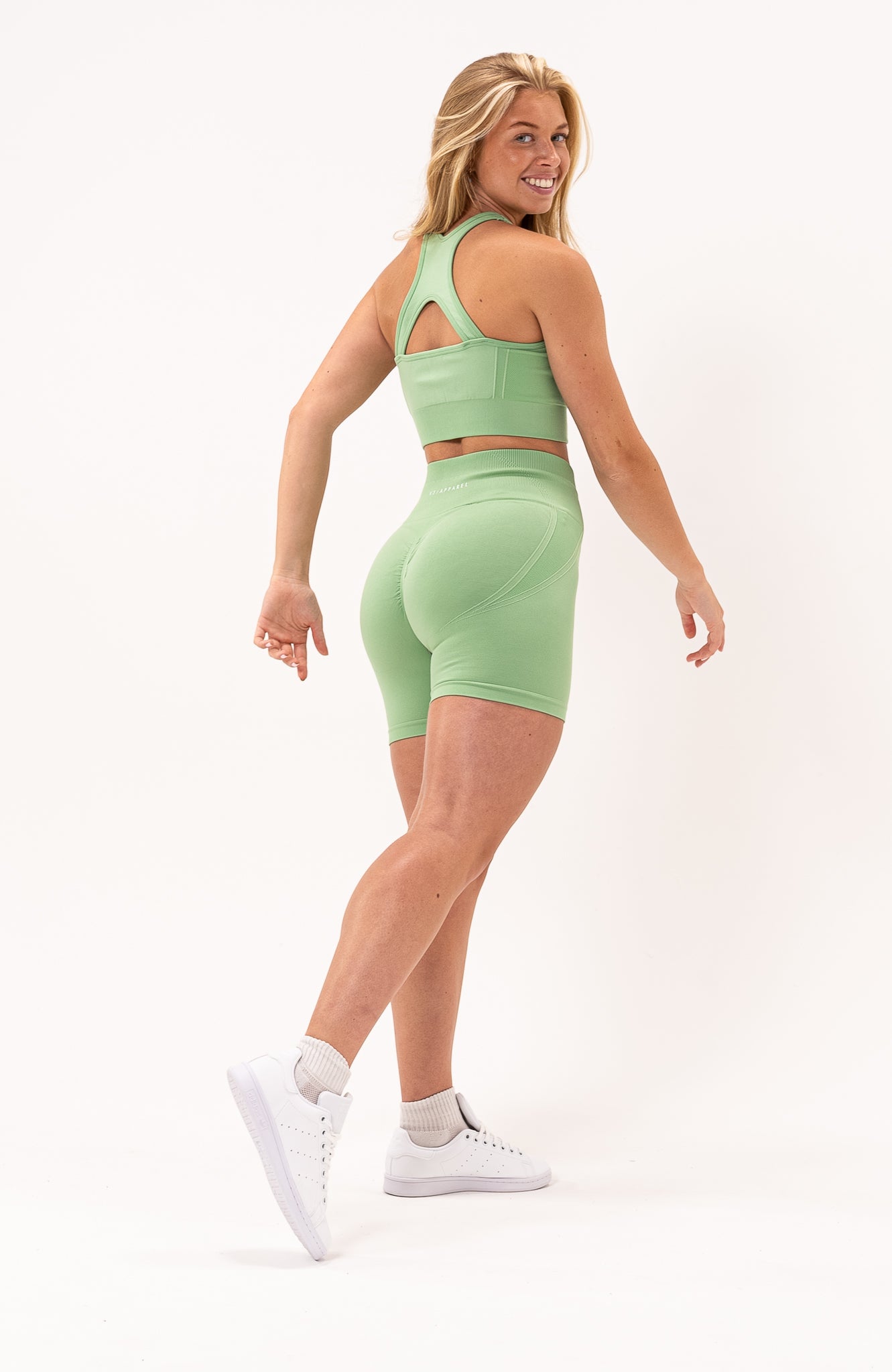 V3 Apparel Women's Tempo seamless scrunch bum shaping high waisted shorts and training sports bra in mint green – Squat proof 5 inch leg cycle shorts and training bra for Gym workouts training, Running, yoga, bodybuilding and bikini fitness.